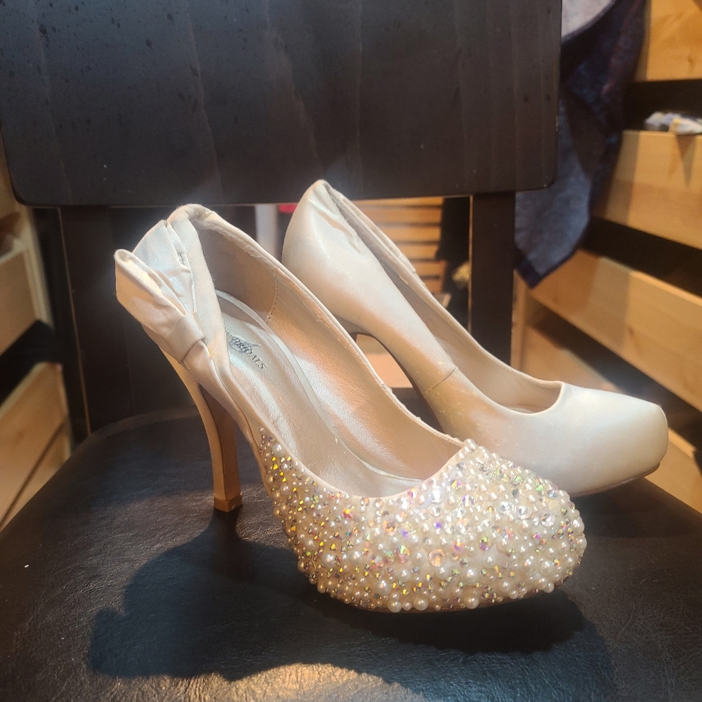 Size 7 rhinestone and pearl wedding shoe